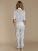Pantalon pour femme coloris blanc, fluide et léger composé de 94%polyester et de 6% élasthanne. Coupe droite, poches italiennes, 2 fausses poches passepoilées au dos. Ceinture avec passants, bouton doré.
Vue dos.