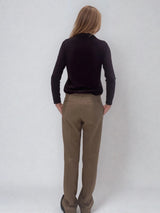 Pantalon de ville droit camel , allure masculin féminin.  Poches italiennes et 2 fausses poches passepoilées dans le dos. Passants sur la ceinture. Composition: 78% polyester, 18% rayon, 4% élasthanne. Vue dos.