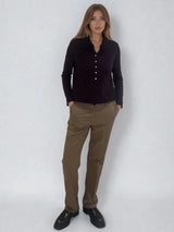 Pantalon de ville droit camel , allure masculin féminin.  Poches italiennes et 2 fausses poches passepoilées dans le dos. Passants sur la ceinture. Composition: 78% polyester, 18% rayon, 4% élasthanne. Vue face.