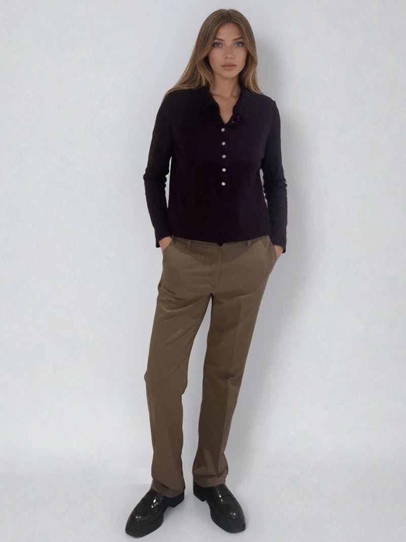 Pantalon de ville droit camel , allure masculin féminin.  Poches italiennes et 2 fausses poches passepoilées dans le dos. Passants sur la ceinture. Composition: 78% polyester, 18% rayon, 4% élasthanne. Vue face.