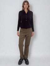 Pantalon de ville droit camel , allure masculin féminin.  Poches italiennes et 2 fausses poches passepoilées dans le dos. Passants sur la ceinture. Composition: 78% polyester, 18% rayon, 4% élasthanne. Vue face.