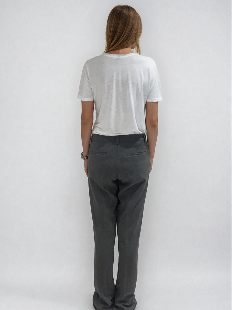 Pantalon de ville droit gris , allure masculin féminin.  Poches italiennes et 2 fausses poches passepoilées dans le dos. Passants sur la ceinture. Composition: 78% polyester, 18% rayon, 4% élasthanne. Vue dos.