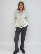 Pantalon de ville droit gris , allure masculin féminin.  Poches italiennes et 2 fausses poches passepoilées dans le dos. Composition: 78% polyester, 18% rayon, 4% élasthanne. Vue face.