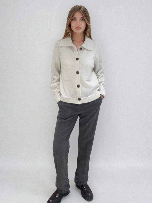 Pantalon de ville droit gris , allure masculin féminin.  Poches italiennes et 2 fausses poches passepoilées dans le dos. Composition: 78% polyester, 18% rayon, 4% élasthanne. Vue face.