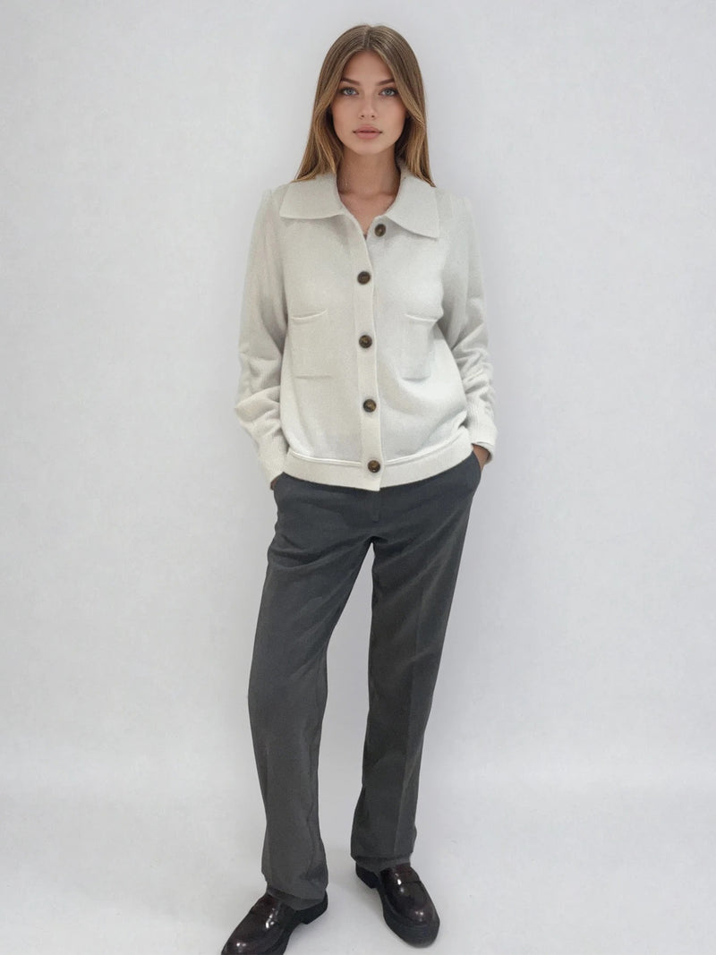 Pantalon de ville droit gris , allure masculin féminin.  Poches italiennes et 2 fausses poches passepoilées dans le dos. Composition: 78% polyester, 18% rayon, 4% élasthanne. Vue face.