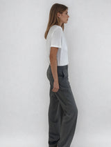 Pantalon de ville droit gris , allure masculin féminin.  Poches italiennes et 2 fausses poches passepoilées dans le dos. Passants sur la ceinture. Composition: 78% polyester, 18% rayon, 4% élasthanne. Vue profil.