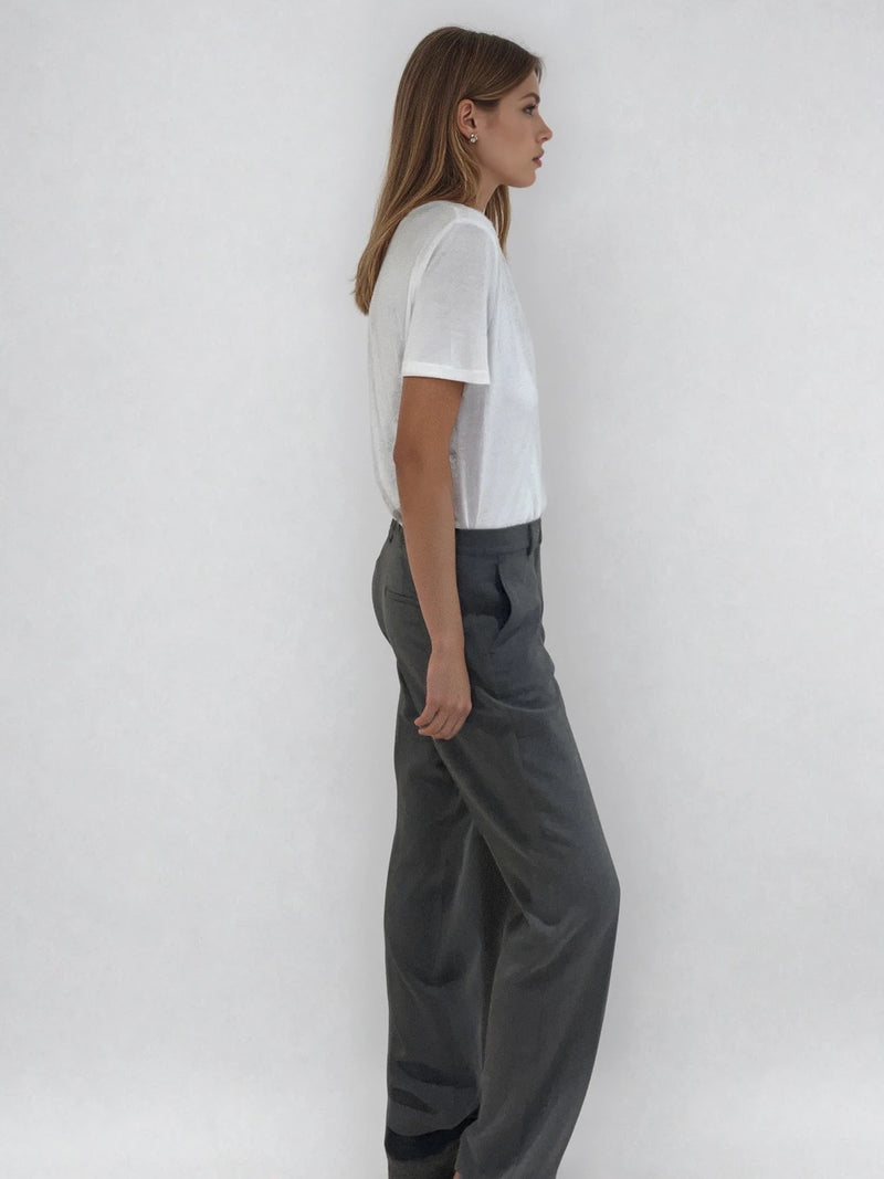 Pantalon de ville droit gris , allure masculin féminin.  Poches italiennes et 2 fausses poches passepoilées dans le dos. Passants sur la ceinture. Composition: 78% polyester, 18% rayon, 4% élasthanne. Vue profil.