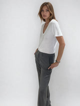 Pantalon de ville droit gris , allure masculin féminin.  Poches italiennes et 2 fausses poches passepoilées dans le dos. Passants sur la ceinture. Composition: 78% polyester, 18% rayon, 4% élasthanne. Vue profil.