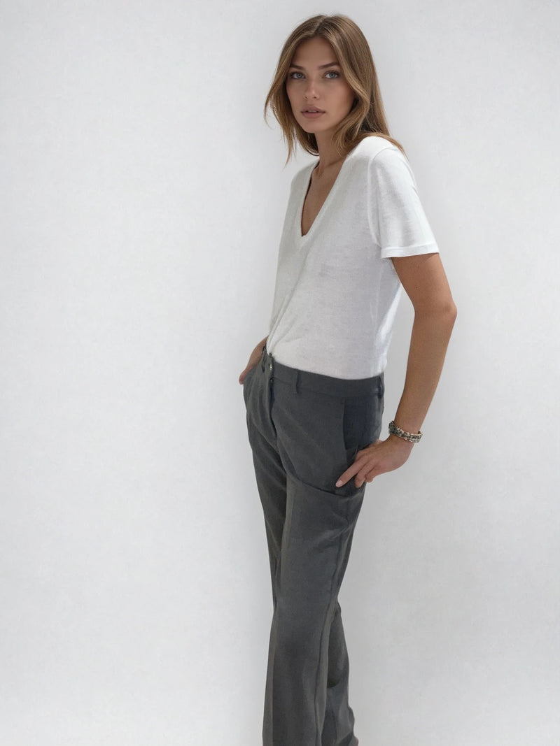 Pantalon de ville droit gris , allure masculin féminin.  Poches italiennes et 2 fausses poches passepoilées dans le dos. Passants sur la ceinture. Composition: 78% polyester, 18% rayon, 4% élasthanne. Vue profil.