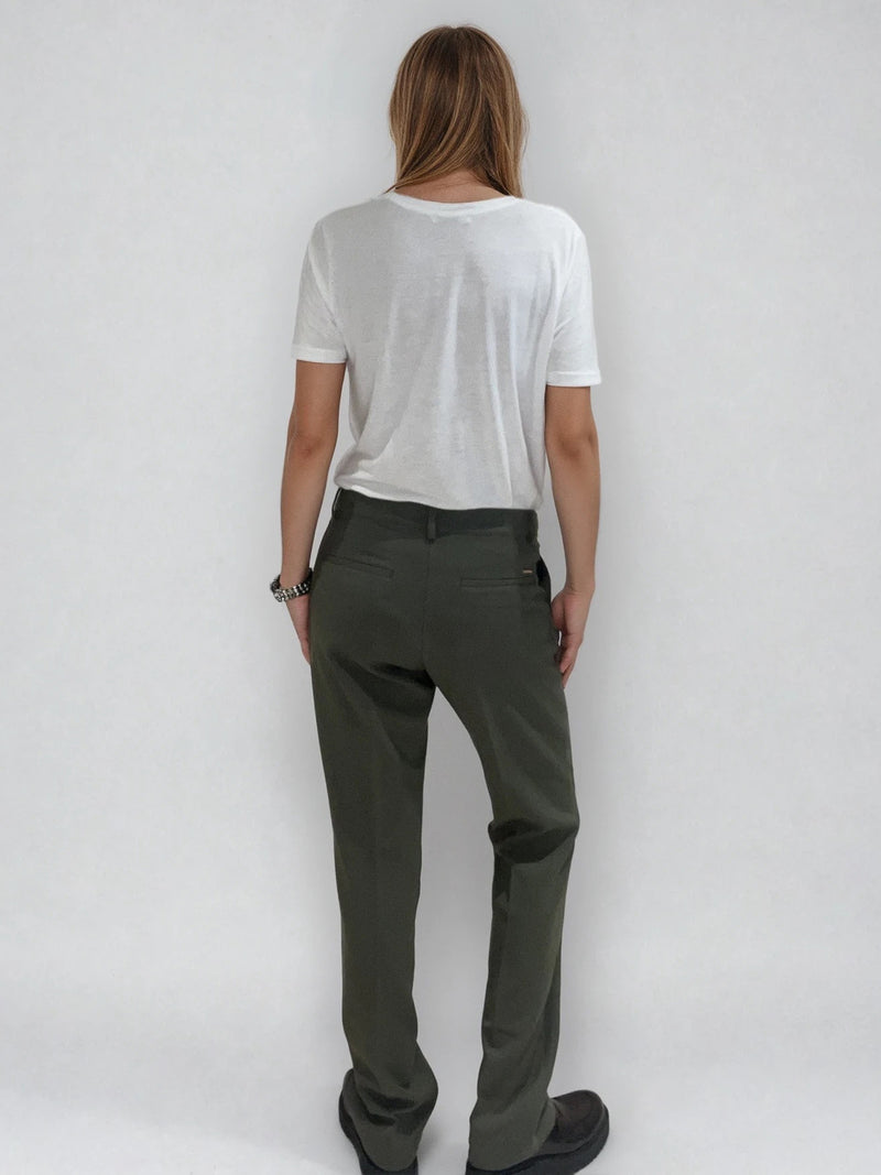 Pantalon de ville droit kaki, allure masculin féminin.  Poches italiennes et 2 fausses poches passepoilées dans le dos. Passants sur la ceinture. Composition: 78% polyester, 18% rayon, 4% élasthanne. Vue dos.