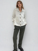 Pantalon de ville droit kaki, allure masculin féminin.  Poches italiennes et 2 fausses poches passepoilées dans le dos. Passants sur la ceinture. Composition: 78% polyester, 18% rayon, 4% élasthanne. Vue face.