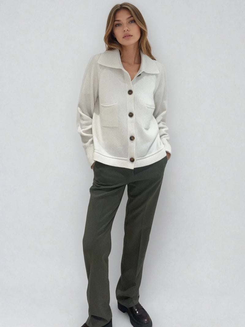 Pantalon de ville droit kaki, allure masculin féminin.  Poches italiennes et 2 fausses poches passepoilées dans le dos. Passants sur la ceinture. Composition: 78% polyester, 18% rayon, 4% élasthanne. Vue face.