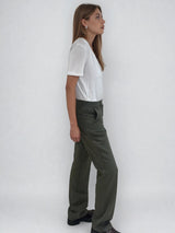 Pantalon de ville droit kaki, allure masculin féminin.  Poches italiennes et 2 fausses poches passepoilées dans le dos. Passants sur la ceinture. Composition: 78% polyester, 18% rayon, 4% élasthanne. Vue profil.