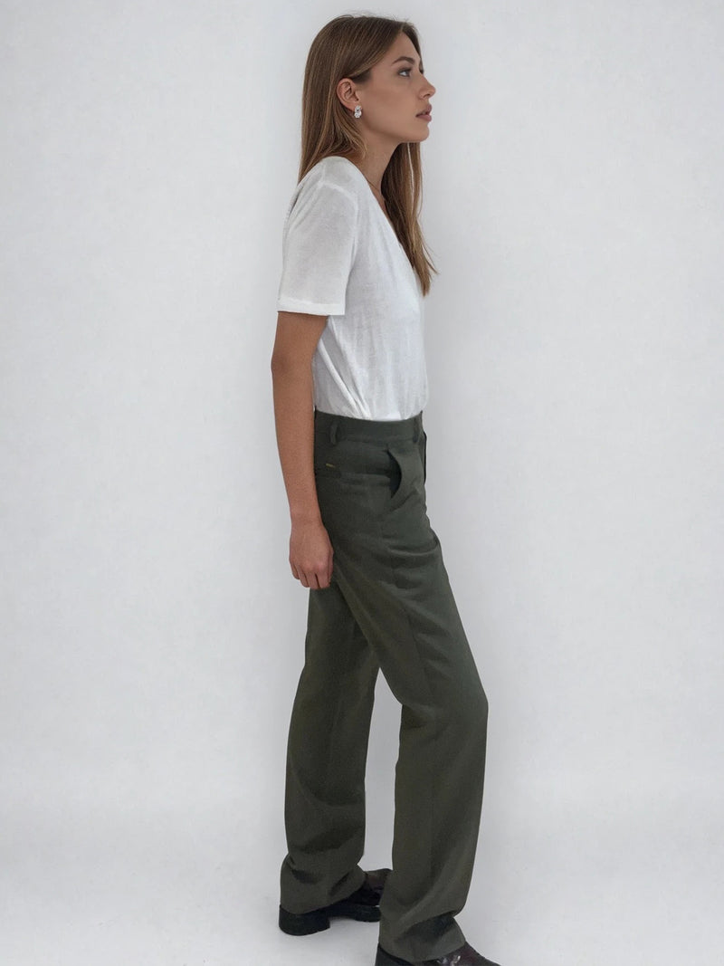 Pantalon de ville droit kaki, allure masculin féminin.  Poches italiennes et 2 fausses poches passepoilées dans le dos. Passants sur la ceinture. Composition: 78% polyester, 18% rayon, 4% élasthanne. Vue profil.