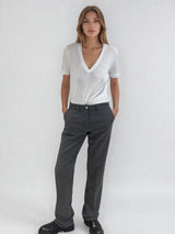 Pantalon de ville droit gris , allure masculin féminin.  Poches italiennes et 2 fausses poches passepoilées dans le dos. Composition: 78% polyester, 18% rayon, 4% élasthanne. Vue face.