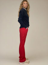 Pantalon pour femme rouge lumineux. Coupe droite avec 2 poches italiennes, fluide et léger, 2 poches passepoilées au dos (97%  polyester, 3% élasthanne).
Vue profil.