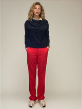 Pantalon pour femme rouge lumineux. Coupe droite avec 2 poches italiennes, fluide et léger (97%  polyester , 3% élasthanne)
Vue face.