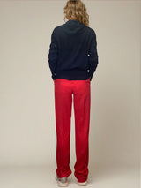 Pantalon pour femme rouge lumineux. Coupe droite avec 2 poches italiennes, 2 fausses poches passepoilées au dos. Fluide et léger (97%  polyester , 3% élasthanne)
Vue dos.