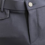 Pantalon marine de ville avec une forme droite. Poches italiennes et dos élastiqué. Détail de la patte située sous un passant rehaussée de fil lurex.