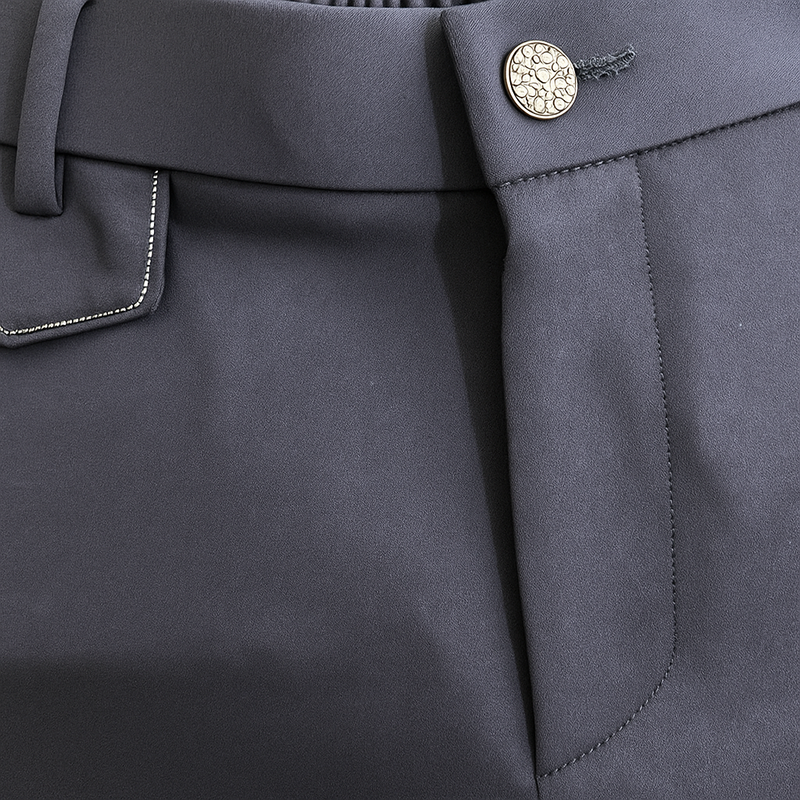 Pantalon marine de ville avec une forme droite. Poches italiennes et dos élastiqué. Détail de la patte située sous un passant rehaussée de fil lurex.