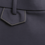 Pantalon marine de ville avec une forme droite. Poches italiennes et dos élastiqué. Détail de la patte située sous un passant rehaussée de fil lurex.