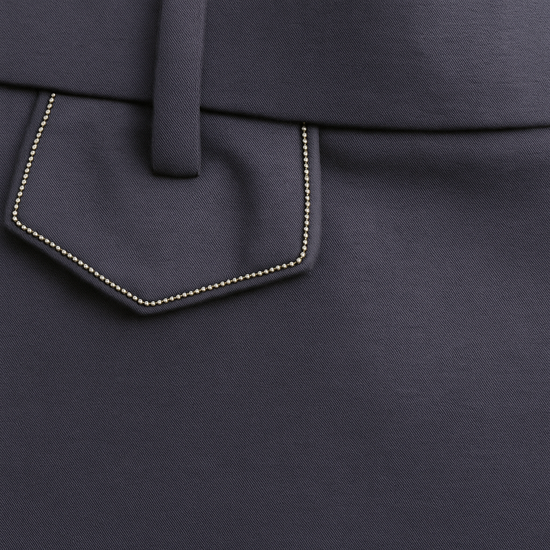 Pantalon marine de ville avec une forme droite. Poches italiennes et dos élastiqué. Détail de la patte située sous un passant rehaussée de fil lurex.