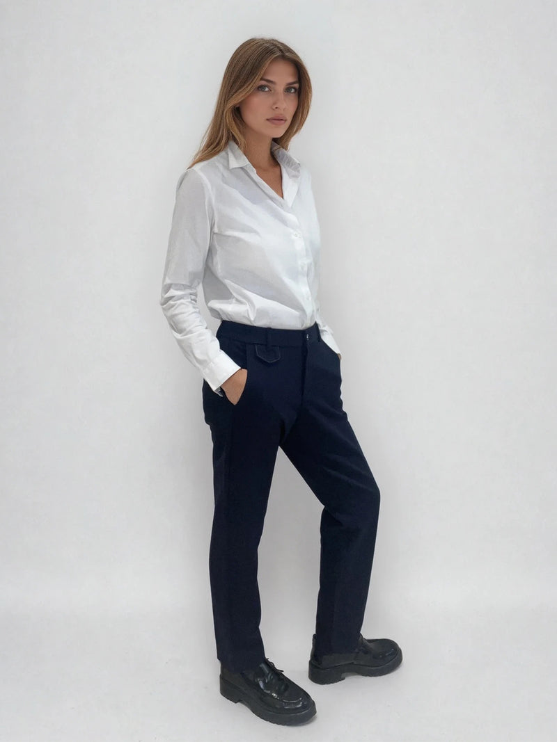 Pantalon marine de ville avec une forme droite. Poches italiennes et dos élastiqué. Détail de la patte rehaussée de fil lurex au niveau des passants. Vue profil.