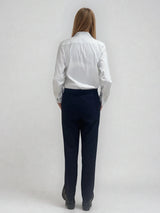 Pantalon marine de ville avec une forme droite. Poches italiennes et dos élastiqué. Détail de la patte rehaussée de fil lurex au niveau des passants. Vue dos.