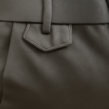 Pantalon noir de ville avec une forme droite. Poches italiennes et dos élastiqué. Détail de la patte située sous un passant rehaussée de fil lurex.