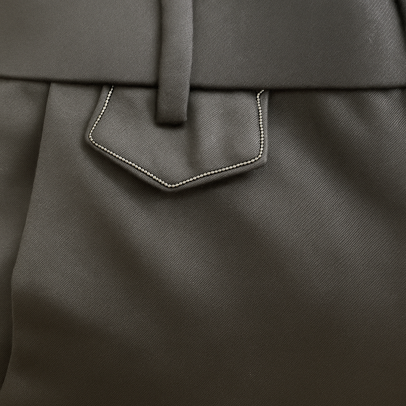 Pantalon noir de ville avec une forme droite. Poches italiennes et dos élastiqué. Détail de la patte située sous un passant rehaussée de fil lurex.