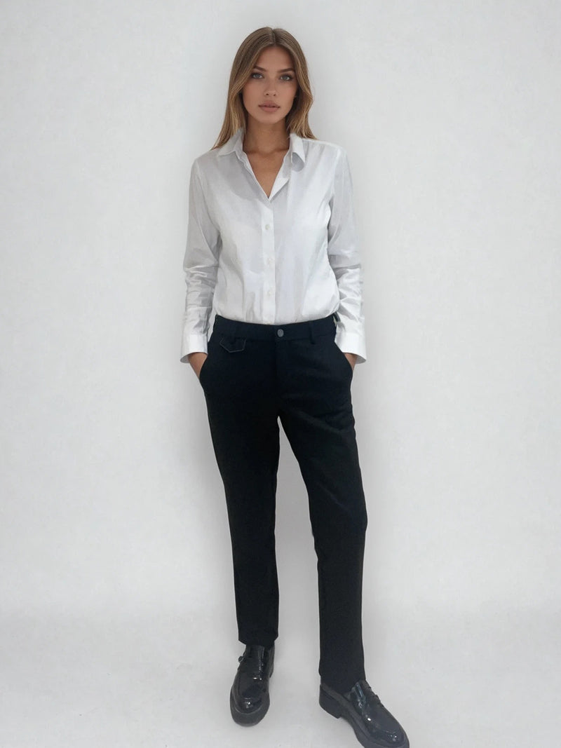 Pantalon noir de ville avec une forme droite. Poches italiennes et dos élastiqué. Détail de la patte rehaussée de fil lurex au niveau des passants. Vue face.