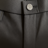 Pantalon noir de ville avec une forme droite. Poches italiennes et dos élastiqué. Détail du bouton.