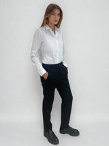 Pantalon noir de ville avec une forme droite. Poches italiennes et dos élastiqué. Détail de la patte rehaussée de fil lurex au niveau des passants. Vue profil.