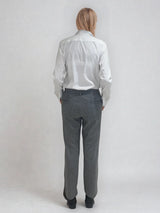 Pantalon droit gris avec un motif chevrons fines rayures. La taille dans le dos est élastiquée. Poches italiennes, patte au niveau d'un passant rehaussée d'un fil lurex. Vue dos.