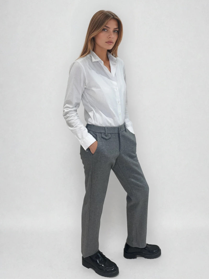 Pantalon droit gris avec un motif chevrons fines rayures. La taille dans le dos est élastiquée. Poches italiennes, patte au niveau d'un passant rehaussée d'un fil lurex. Vue profil.