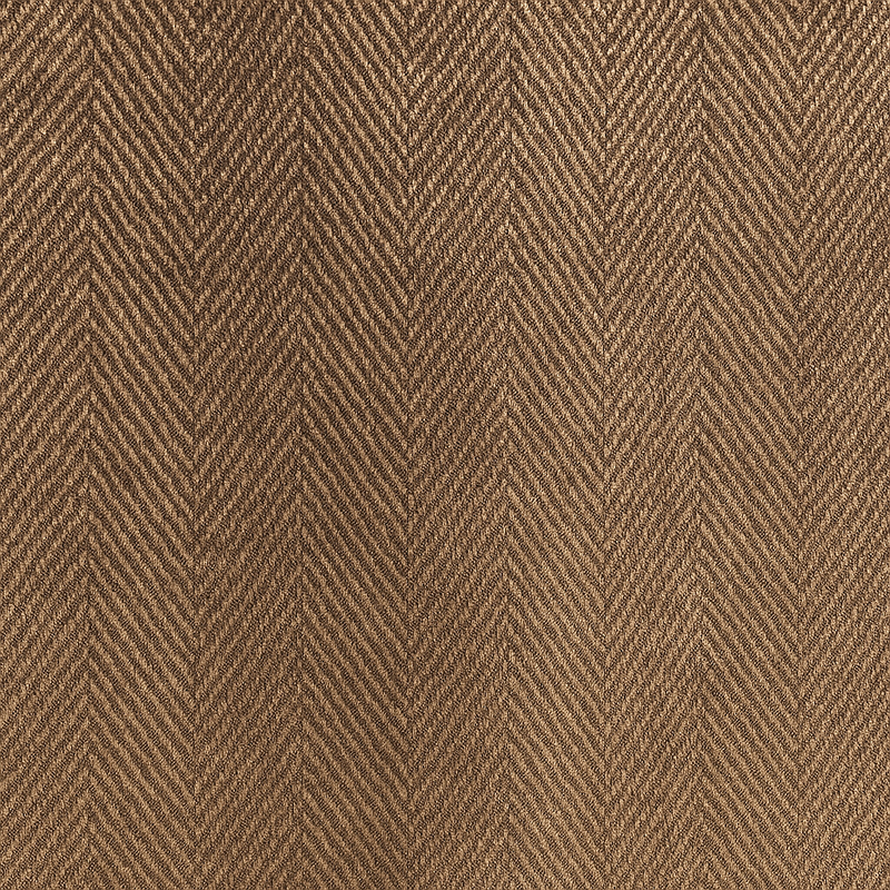 Pantalon droit marron chocolat avec un motif chevrons fines rayures.  Vue détail chevrons tissu.