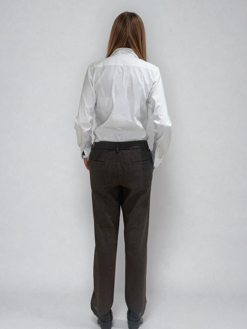 Pantalon droit marron chocolat avec un motif chevrons fines rayures. La taille dans le dos est élastiquée. Poches italiennes, patte au niveau d'un passant rehaussée d'un fil lurex. Vue dos.