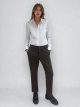 Pantalon droit marron avec un motif chevrons fines rayures. La taille dans le dos est élastiquée. Poches italiennes, patte au niveau d'un passant rehaussée d'un fil lurex. Vue face.