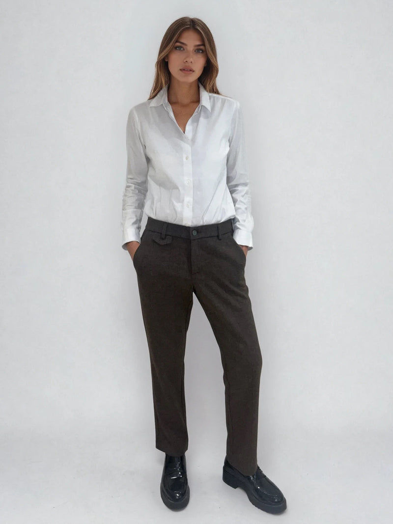 Pantalon droit marron avec un motif chevrons fines rayures. La taille dans le dos est élastiquée. Poches italiennes, patte au niveau d'un passant rehaussée d'un fil lurex. Vue face.