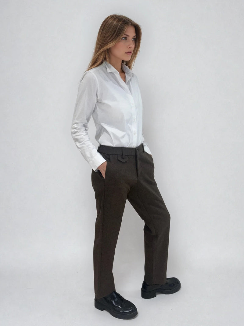 Pantalon droit marron chocolat avec un motif chevrons fines rayures. La taille dans le dos est élastiquée. Poches italiennes, patte au niveau d'un passant  rehaussée d'un fil lurex. Vue profil.