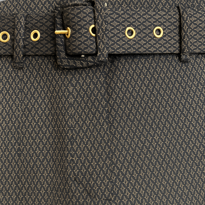 Pantalon de forme bootcut souple et confortable: jambe légèrement appuyée et bas évasé. Le tissu marron est imprimé de petits croisillons beige et vert. La ceinture de ce leggings est recouverte du même tissu, les œillets sont dorés ainsi que le bouton. Esprit années 70's. Le tissu est composé de 69% polyester, 27% rayon, 4% élasthanne. Vue ceinture attachée.