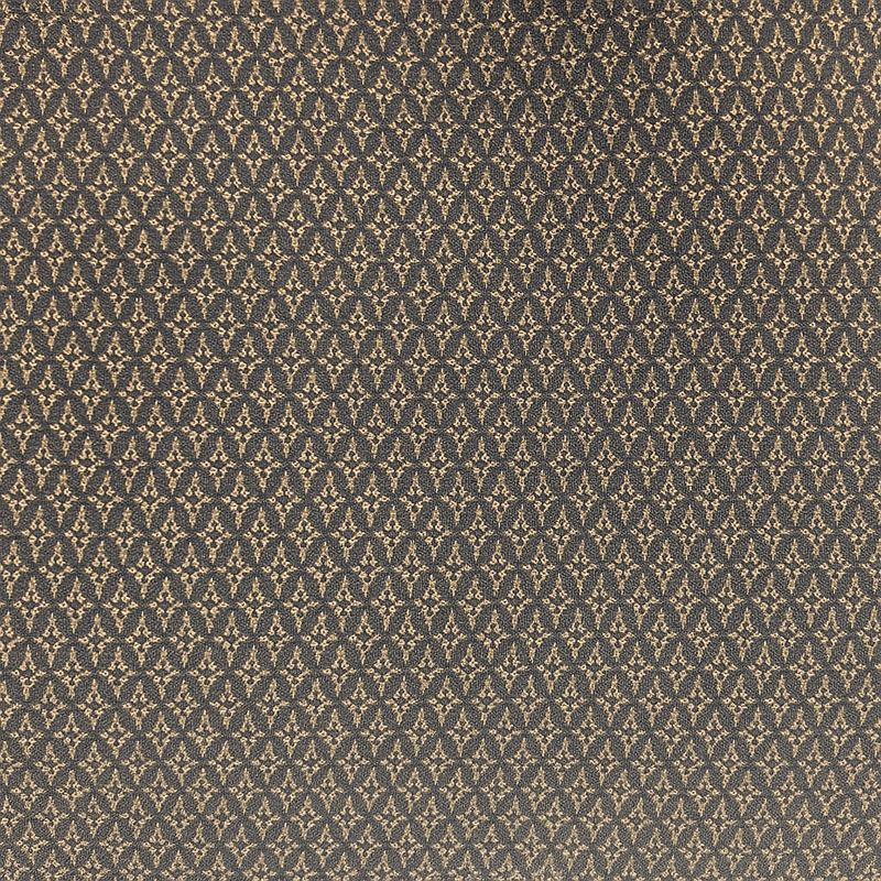 Pantalon de forme bootcut souple et confortable: jambe légèrement appuyée et bas évasé. Le tissu marron est imprimé de petits croisillons beige et vert. La ceinture de ce leggings est recouverte du même tissu, les œillets sont dorés ainsi que le bouton. Esprit années 70's. Le tissu est composé de 69% polyester, 27% rayon, 4% élasthanne. Vue détail de l'imprimé.