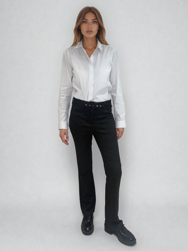 Pantalon de forme bootcut souple et confortable: jambe légèrement appuyée et bas évasé. Le tissu marron est imprimé de petits croisillons beige et vert. La ceinture de ce leggings est recouverte du même tissu, les œillets sont dorés ainsi que le bouton. Esprit années 70's. Le tissu est composé de 69% polyester, 27% rayon, 4% élasthanne.