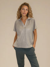 Polo femme manches courtes coloris beige. Le polo est en 100% polyester, il a une maille texturée en nid d'abeille. Petit col sur une ouverture V. Forme droite, maille légère et aérienne.
Vue face.
