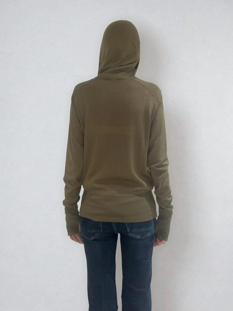 Pull encolure ronde souple avec capuche coloris kaki en 100% laine mérinos. Manches longues terminées par un long poignet côtelé avec une ouverture pour y glisser le pouce comme une mitaine. Emmanchures raglan, large bande côtelée sur le bas. Vue dos.