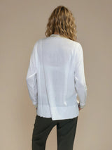 Pull manches longues col rond. Le pull est blanc, a un col beige très arrondi rehaussé d'une bande jaune pale, détail présent aussi sur le bas des manches. Coupe souple avec une asymétrie sur les côtés.
Composition: 83%viscose et 17% nylon. Vue dos.