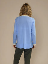 Pull manches longues col rond. Le pull est ciel, a un col beige très arrondi rehaussé d'une bande jaune, détail présent aussi sur le bas des manches. Coupe souple avec une asymétrie sur les côtés.
Composition: 83%viscose et 17% nylon. Vue dos.