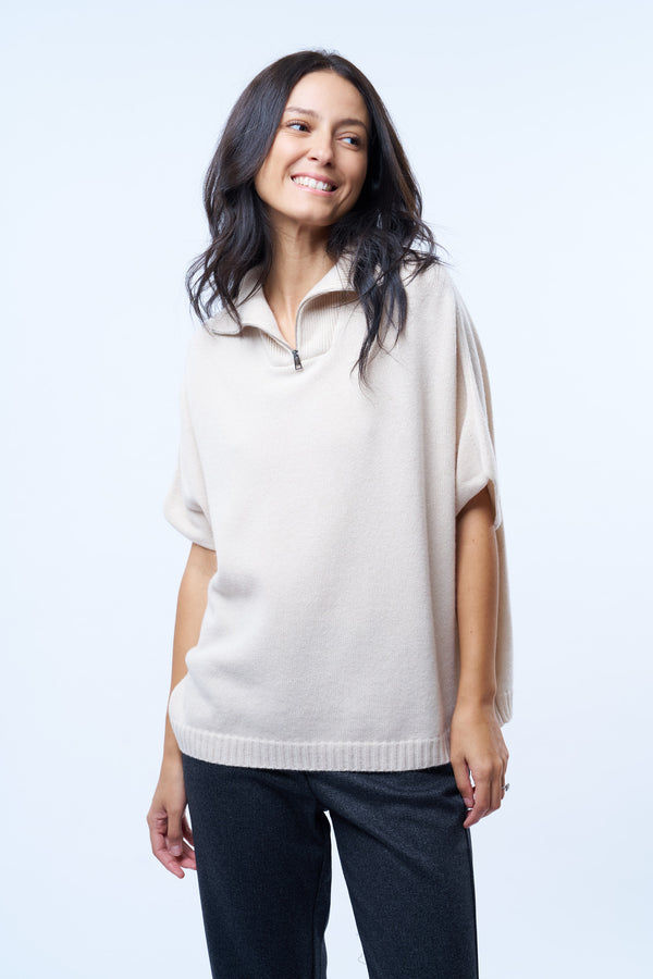 Pull sans manches écru, col zippé, encolure camionneur, la coupe est large et permet de couvrir les avants-bras. Ouverture des emmanchures de 20 cm.
Composition: 42% cachemire, 8% soie, 50% mérinos.