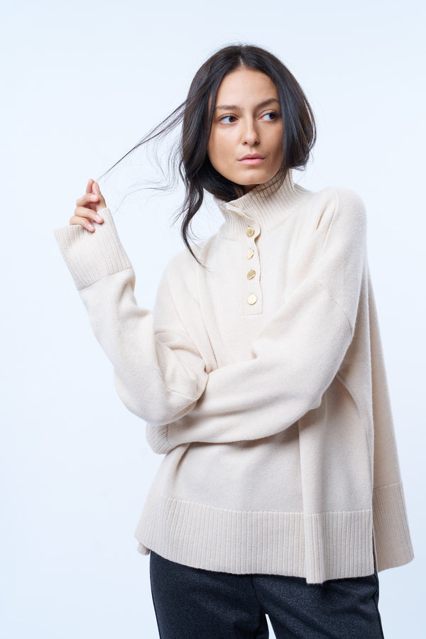 Pull camionneur beige pour femme. La coupe est oversize, le col est féminisé par 4 boutons dorés brossés, il peut s'ouvrir. Les emmanchures sont basses pour apporter plus d'ampleur. Il est fendu sur les côtés et asymétrique. Finitions larges côtes sur les manches et le bas.
Composition: 42%cachemire, 8% soie, 50%mérinos.











l