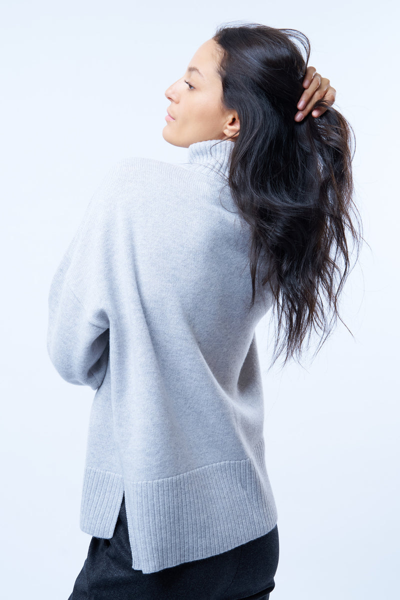 Pull camionneur gris clair pour femme. La coupe est oversize, le col est féminisé par 4 boutons dorés brossés, il peut s'ouvrir. Les emmanchures sont basses pour apporter plus d'ampleur. Il est fendu sur les côtés et asymétrique. Finitions larges côtes sur les manches et le bas. Vue de la fente asymétrique.
Composition: 42%cachemire, 8% soie, 50%mérinos.











